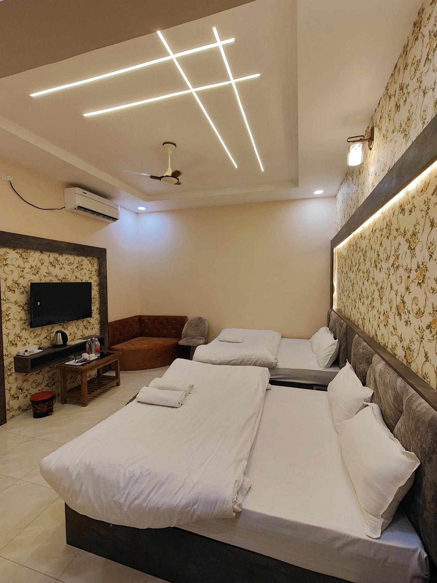 Hotel Mangal Murti Varanasi Exterior photo