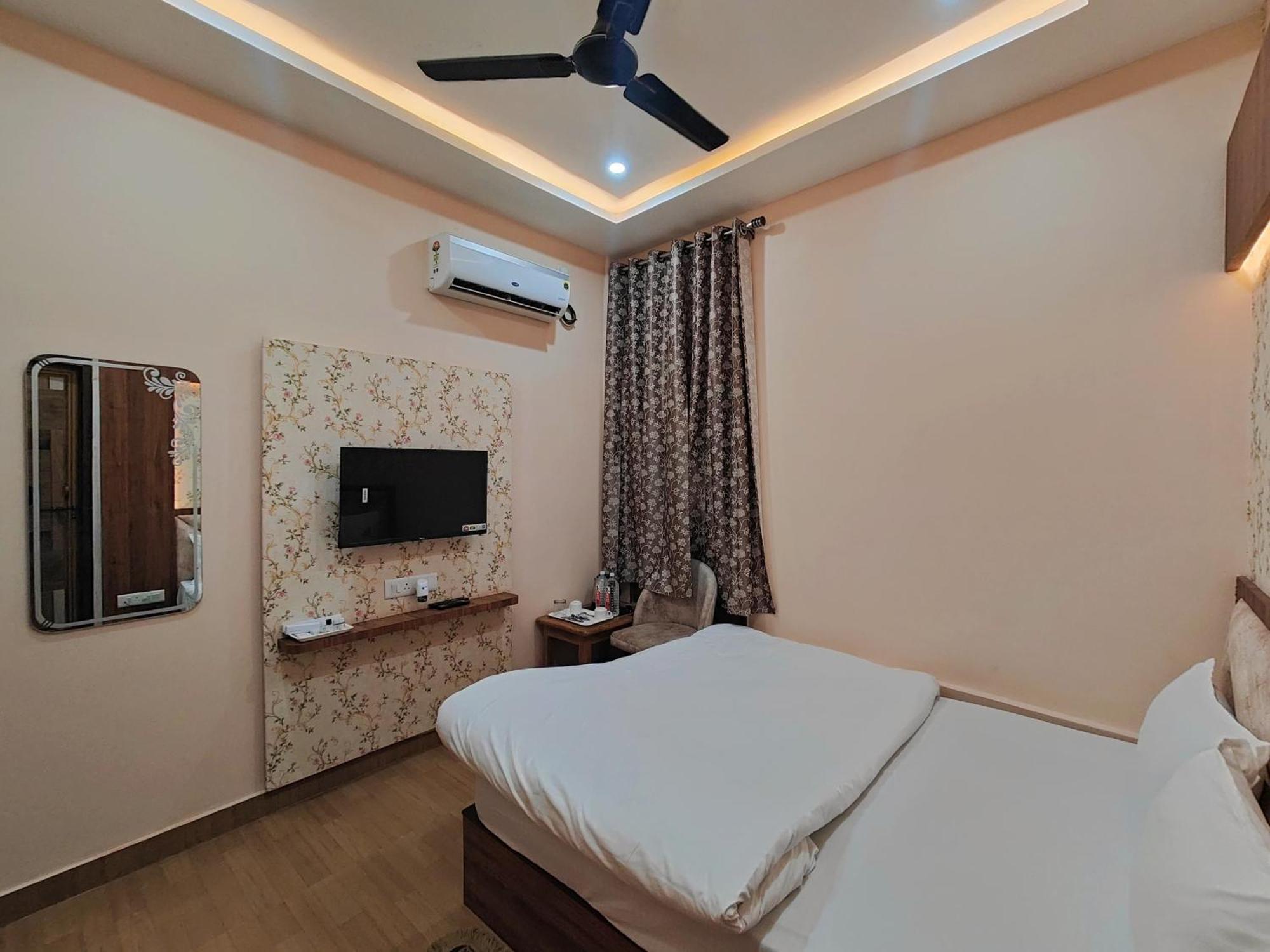 Hotel Mangal Murti Varanasi Exterior photo
