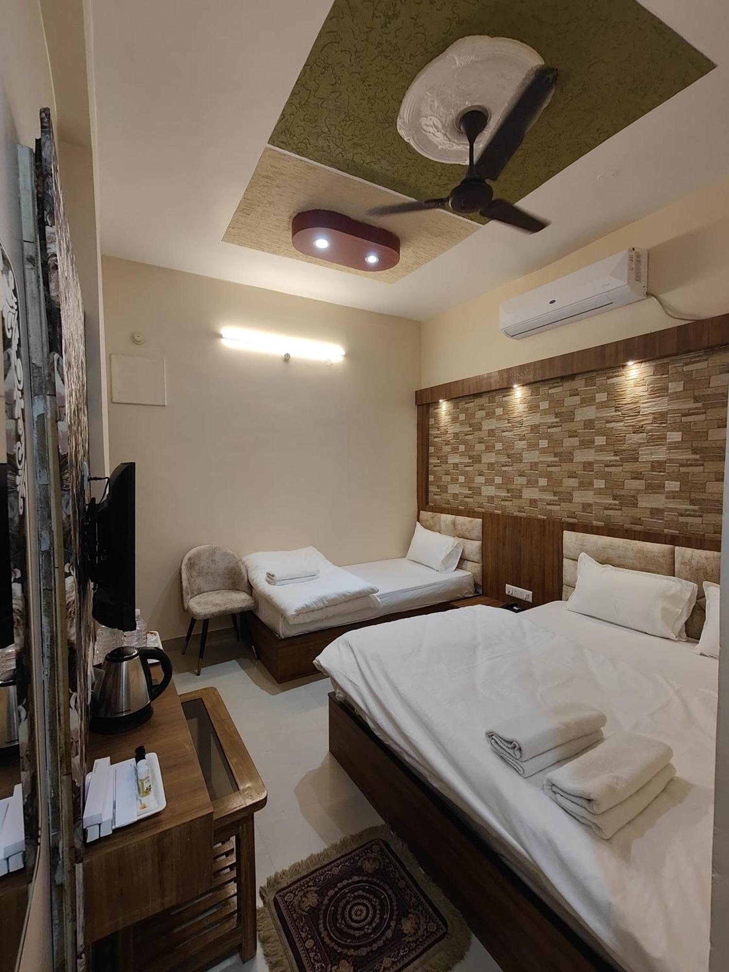 Hotel Mangal Murti Varanasi Exterior photo